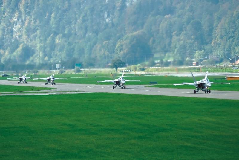 F-18 volviendo a Meiringen tras una salida vespertina a Axalp (foto Patrick Roegies). F-18 volviendo a Meiringen tras una salida vespertina a Axalp (foto Patrick Roegies).