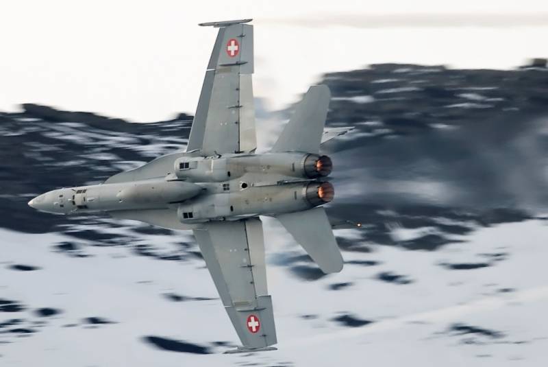 “Hornet” aproximándose al blanco en los Alpes durante la fase 1 del programa de entrenamiento (foto Patrick Roegies). “Hornet” aproximándose al blanco en los Alpes durante la fase 1 del programa de entrenamiento (foto Patrick Roegies).