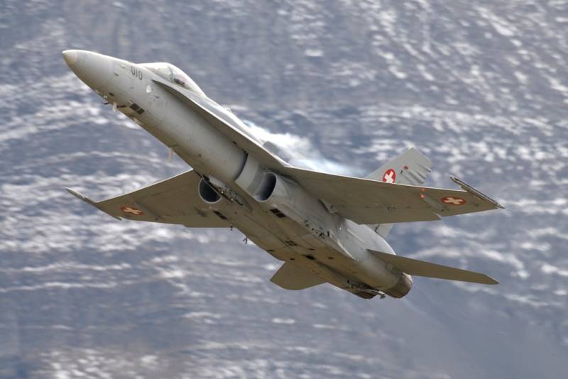 Ascenso de un “Hornet” tras disparar los cañones (foto Patrick Roegies) Ascenso de un “Hornet” tras disparar los cañones (foto Patrick Roegies)