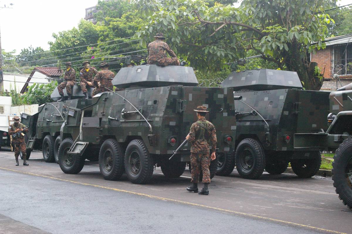 Tres VCT-A2 en San Salvador (J. Montes/defensa.com)