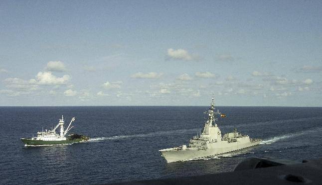 La fragata Méndez Núñez escoltando al Playa de Bakio, una vez liberado después de su secuestro. La decisión de pagar el rescate sin permitir la intervención de la Armada fue muy criticada. La fragata Méndez Núñez escoltando al Playa de Bakio, una vez liberado después de su secuestro. La decisión de pagar el rescate sin permitir la intervención de la Armada fue muy criticada.