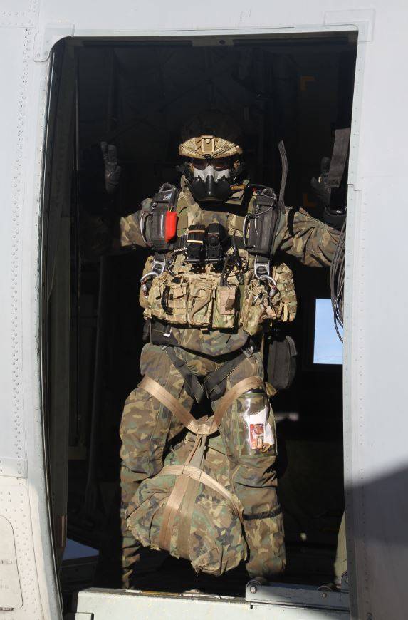 Un boina negra de la CRAV en la puerta lateral de un C-130 de da, aunque normalmente los saltos se realizan al anochecer.