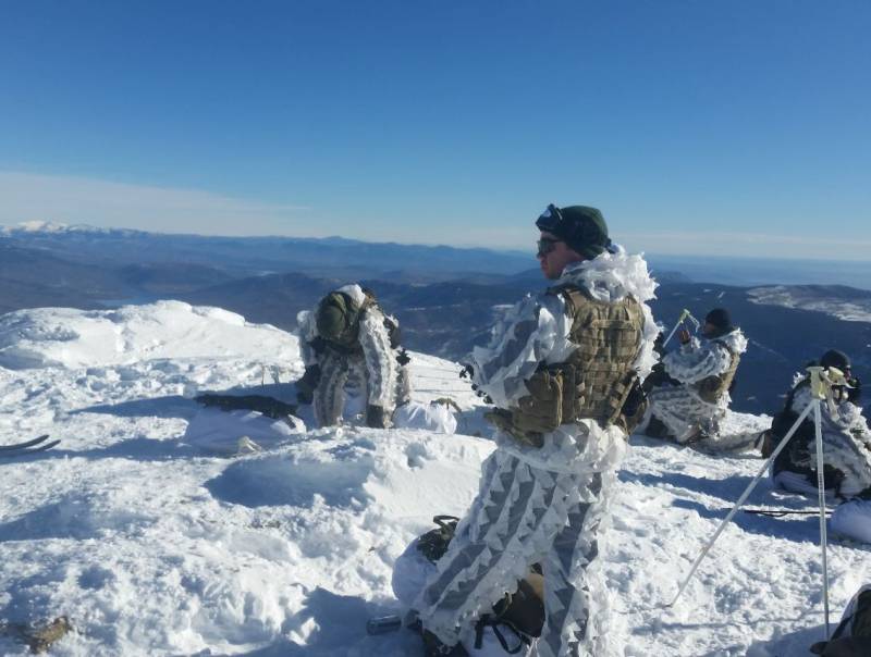 La CRAV est preparada en actuar en cualquier escenario o clima y aqu los vemos entrenndose en pleno invierno en una zona montaosa. Algunos de sus integrantes estn en posesin del Curso de Montaa del ET (foto CRAV).