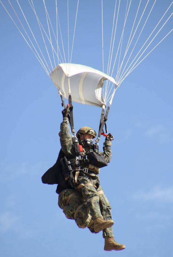 Primer plano de un integrante del CRAV, que lleva puesta la cmara de oxgeno, utilizada para realizar los saltos HALO/HAHO.