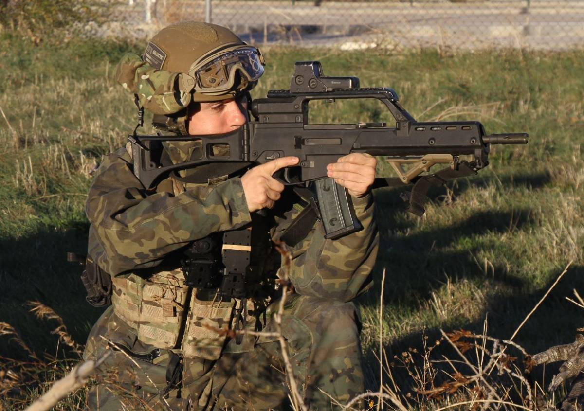 Un miembro de la CRAV empuando un HK G-36K.