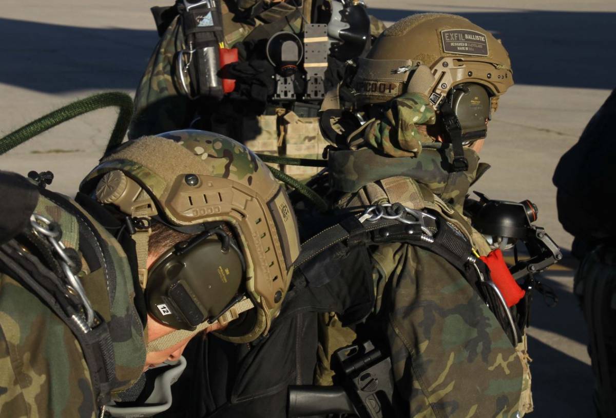 Para sus operaciones el personal de las CRAV utiliza 2 modelos de cascos que, valen tanto para el salto, como para el combate. En primer plano se ve uno de la firma Ops-Core, mientras que el otro boina negro de segunda plano lleva un "Exfil Ballistic" d