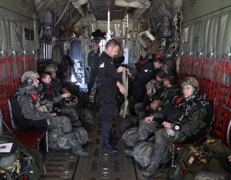 Miembros de la RCAV en el interior de un C-130 "Hercules", que son los taxi de la Fuerza, junto a los helicpteros, aunque en operaciones como la de Afganistn se desplazaban en vehculos como los RG-31 y "Lince".