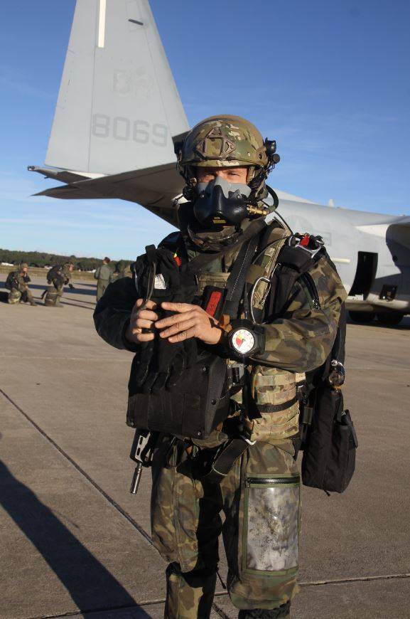 Un miembro de la RCAV listo para un salto HAHO. Lleva puesta la mscara de oxgeno imprescindible para estos saltos.