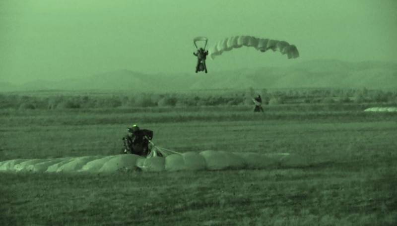 Imagen tomada de noche de la llegada a tierra de varios miembros de la CRAV tras un exigente salto HAHO (foto CRAV).