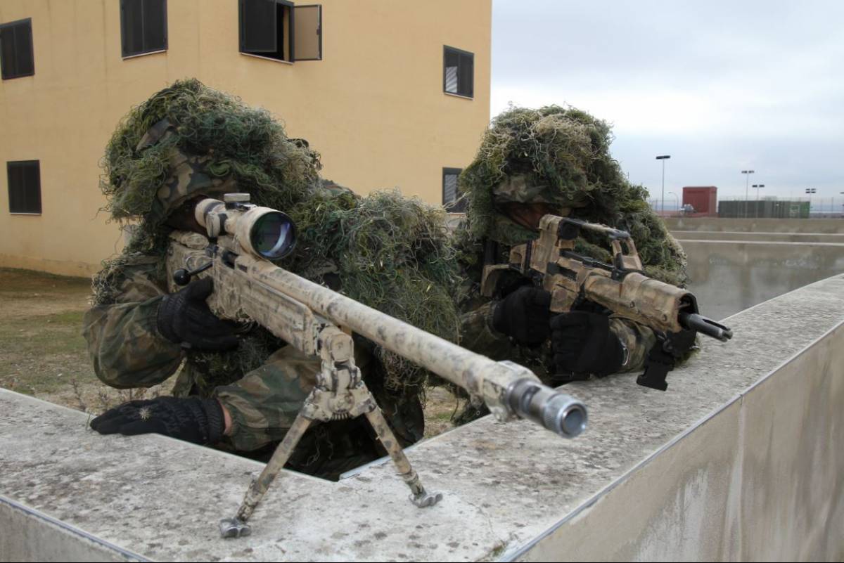 Los equipos de tiradores los forman un mnimo de 2 combatientes, el tirador, en este caso con un Accuracy AWF; y el observador, que lleva un K-36K.