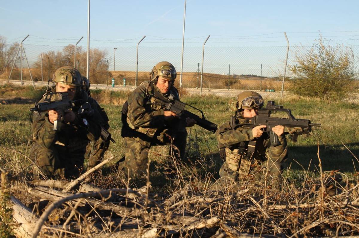 La verdadera misin de los equipos de la RACV empieza cuando se llega el suelo. Aqu podemos ver a varios de sus miembros empuando sus HK G-36K y la K es por "Kurz" (corto).