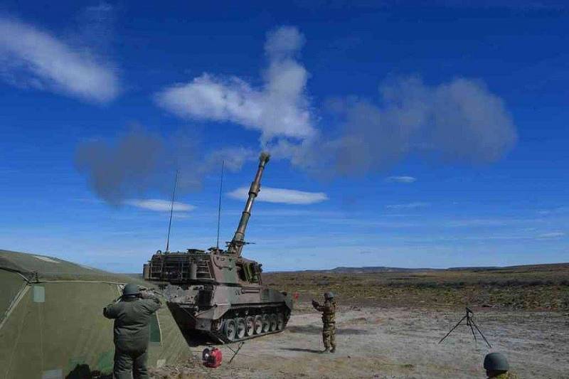 Disparando con el tubo de 155 MML41 Disparando con el tubo de 155 MML41