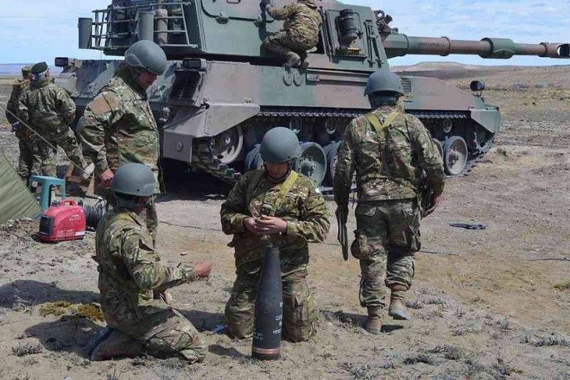 Preparando municion de 155 MM Preparando municion de 155 MM