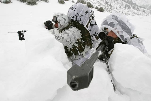 La nieve puede ser una fiel aliada a la hora de cobijar a estos militares o de proporcionarles cobertura. Los equipos de tiradores de precisi�n suelen realizar pr�cticas aprovech�ndose de ello (foto JTM/ET).