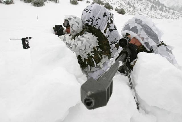 La nieve puede ser una fiel aliada a la hora de cobijar a estos militares o de proporcionarles cobertura. Los equipos de tiradores de precisión suelen realizar prácticas aprovechándose de ello (foto JTM/ET).