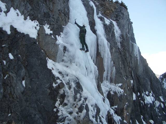  Especialista de la JTM realizando una pr�ctica de escalada en hielo. S�lo una peque�a parte del personal domina esta t�cnica, pero pueden abrir v�as para que otros pasen por ese tipo de lugares (foto JTM/ET).
