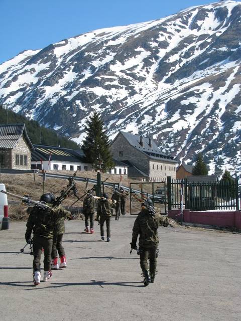 Grupo de militares, provistos de esqu�s desplaz�ndose hacia un veh�culo despu�s de realizar unas pr�cticas en una conocida estaci�n invernal del pirineo oscense (foto Segundo Calpena).