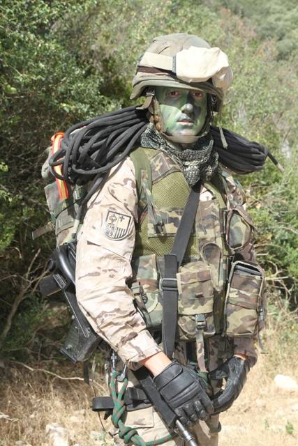 Esta imagen nos permite ver c�mo es la configuraci�n del equipo personal que caracteriza a estos profesionales espa�oles. Suelen estar habituados a moverse por lugares complejos y hacerlo de forma aut�noma (foto Segundo Calpena).