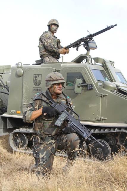 Disponen de blindados oruga bicabina Bv-206S, que recibieron no hace muchos a�os para complementar a otros m�s antiguos carentes de protecci�n. Es un medio compacto que les es especialmente �til (foto Segundo Calpena).