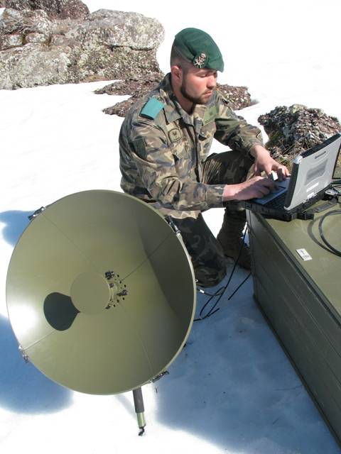 Las terminales ligeras de Indra facilitan los enlaces por sat�lite que requieran sus comunicaciones. Es un material bastante compacto que pueden transportar consigo a puntos de dif�cil acceso (foto Segundo Calpena).