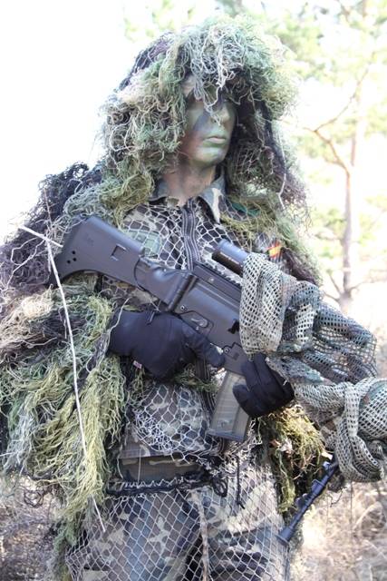 Por su especialidad, las tropas de monta�a del ET espa�ol est�n particularmente cualificadas para operar en puntos abruptos o en condiciones donde el fr�o, la nieve o el hielo puedan ser determinantes (foto Segundo Calpena).