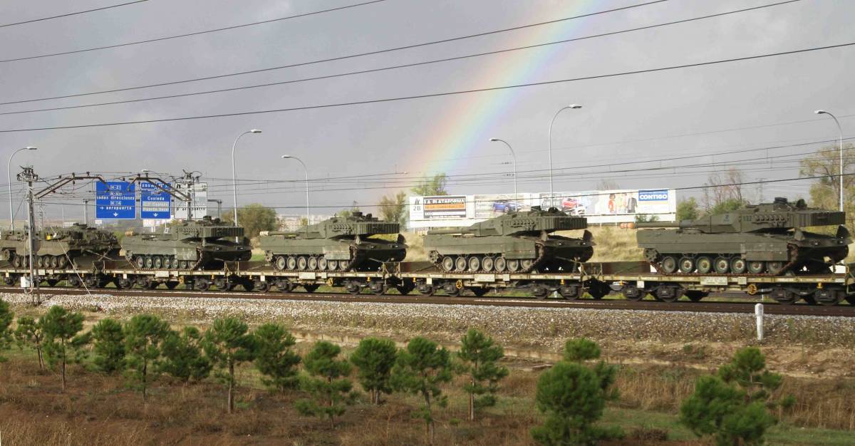 Con el arco iris de fondo avanza el tren cargado con carros Leopardo 2E (fotografía Julio Maíz) Con el arco iris de fondo avanza el tren cargado con carros Leopardo 2E (fotografía Julio Maíz)