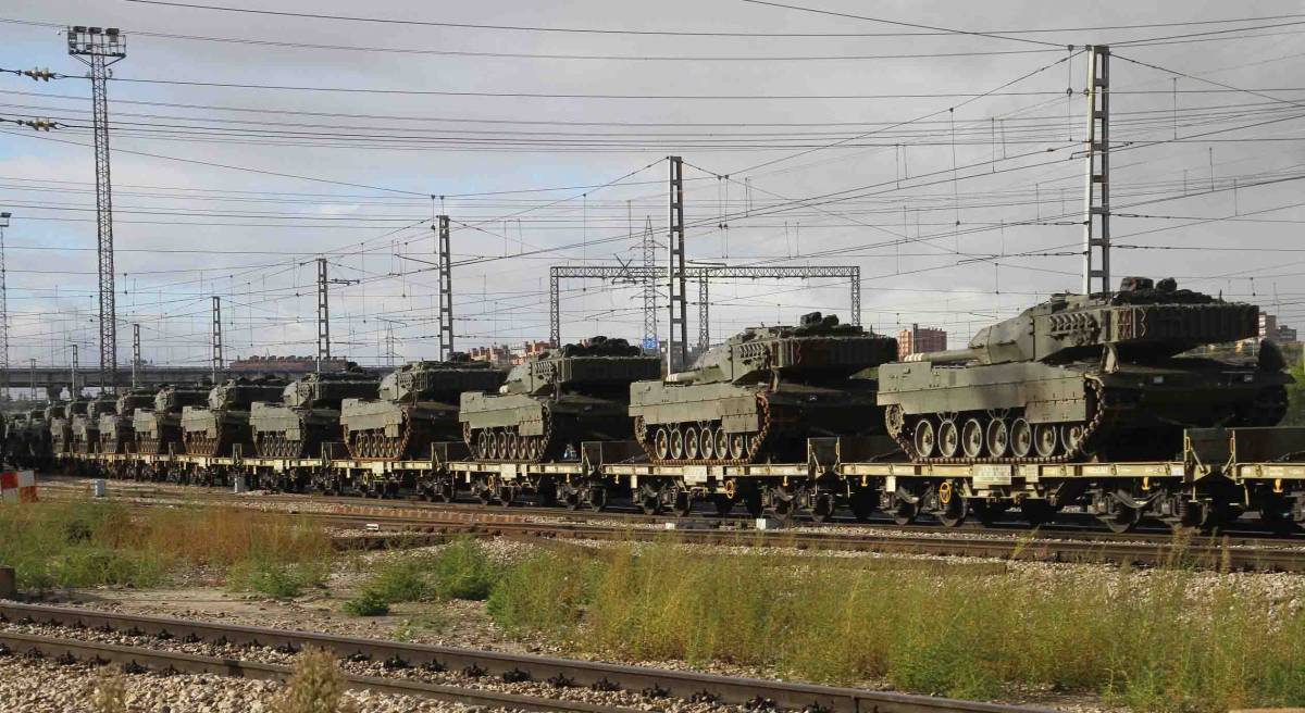 En la imagen se pueden ver una docena de Leopardo 2E.(fotografía Julio Maíz) En la imagen se pueden ver una docena de Leopardo 2E.(fotografía Julio Maíz)