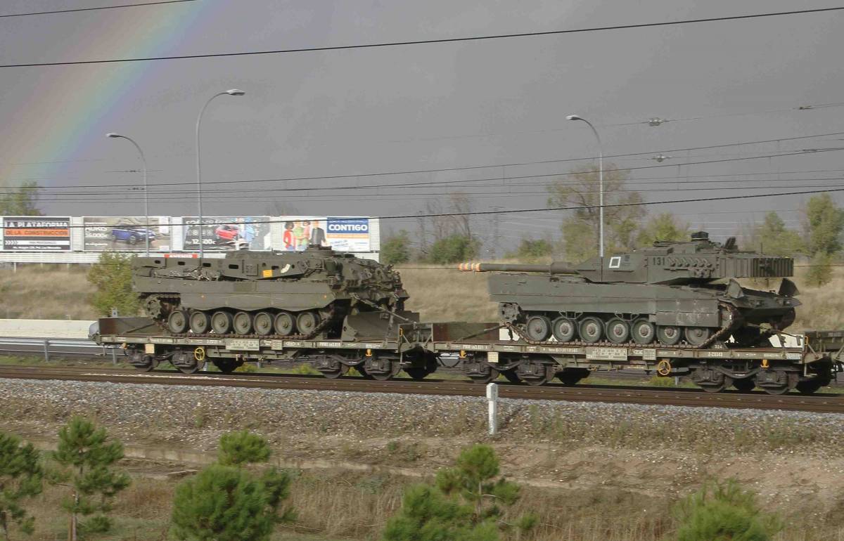 Un Leopardo 2E, (derecha) y la versión de apoyo y recuperación Büffel.(fotografía Julio Maíz) Un Leopardo 2E, (derecha) y la versión de apoyo y recuperación Büffel.(fotografía Julio Maíz)