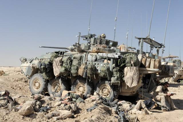 Piranha del ejército de Canadá desplegado en Afganistán, más que personalizado con el equipo de sus ocupantes. En segundo plano se ve un carro de combate Leopard C2, un excelente respaldo a la acción de los 8x8 (foto Ministerio de Defensa de Canadá).