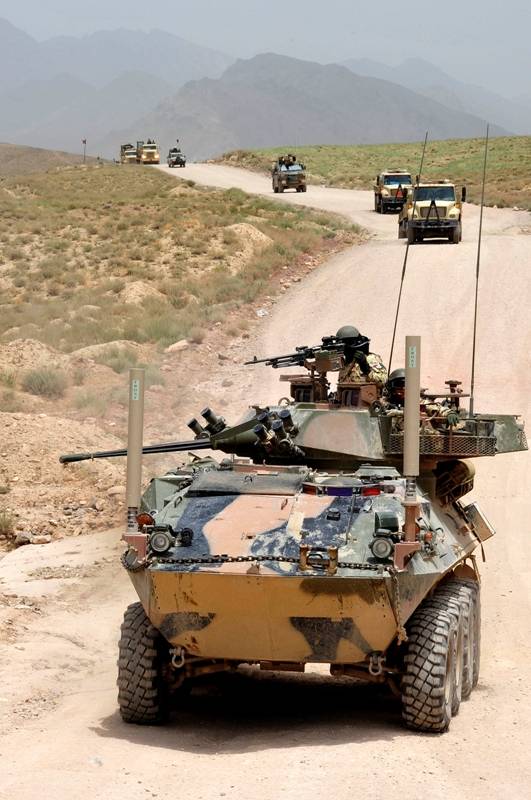 ASLAV, versión australiana del Piranha, abriendo un convoy que circula por el desierto de Kandahar, en Afganistán (foto Ministerio de Defensa de Australia).