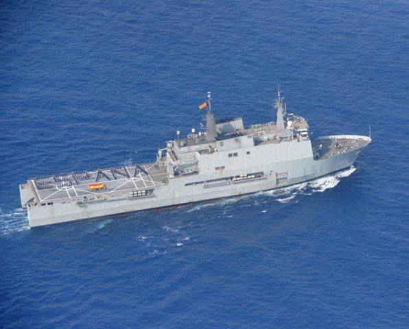 El LPD “Galicia” (L-51), su dotación formando la palabra España, en su gran cubierta de vuelo (foto Armada). El LPD “Galicia” (L-51), su dotación formando la palabra España, en su gran cubierta de vuelo (foto Armada).