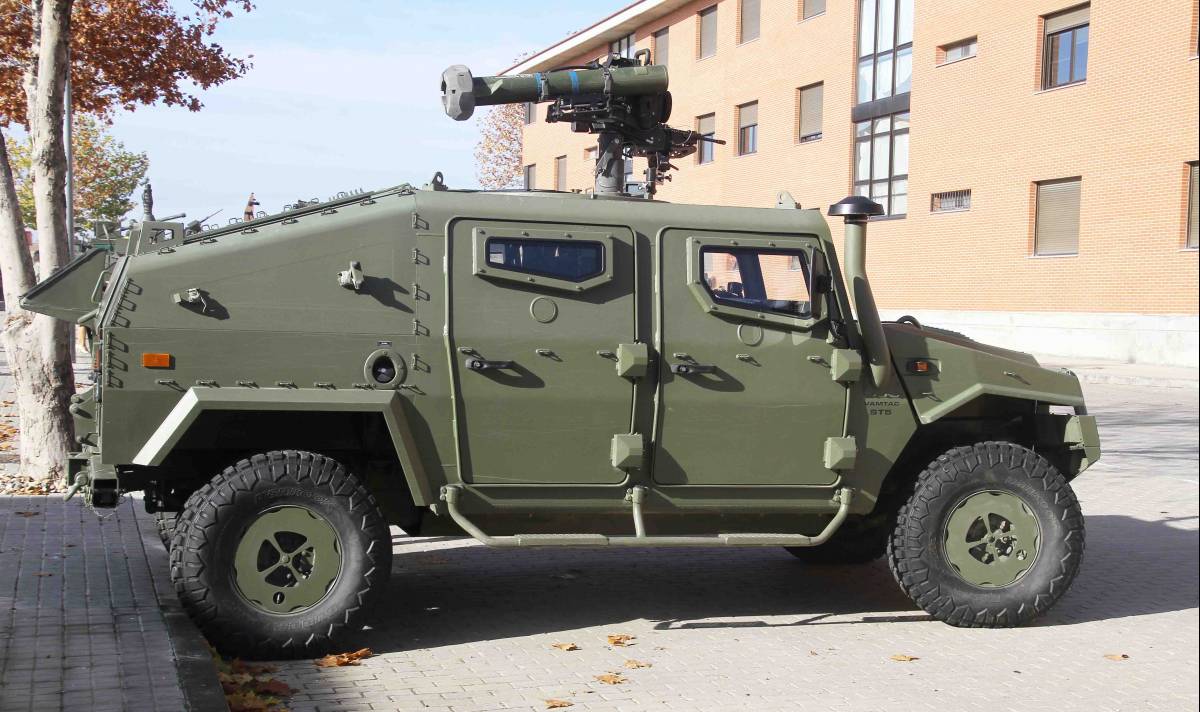 URO VAMTAC ST5 armado con un lanzamisiles “Spike” y ametralladora MG-4.(Julio Maíz/Defensa.com) URO VAMTAC ST5 armado con un lanzamisiles “Spike” y ametralladora MG-4.(Julio Maíz/Defensa.com)