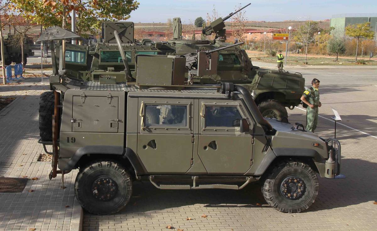 El 4x4 protegido Iveco LMV “Lince”, en segundo plano se ve un RG-31 (Julio Maíz/Defensa.com) El 4x4 protegido Iveco LMV “Lince”, en segundo plano se ve un RG-31 (Julio Maíz/Defensa.com)
