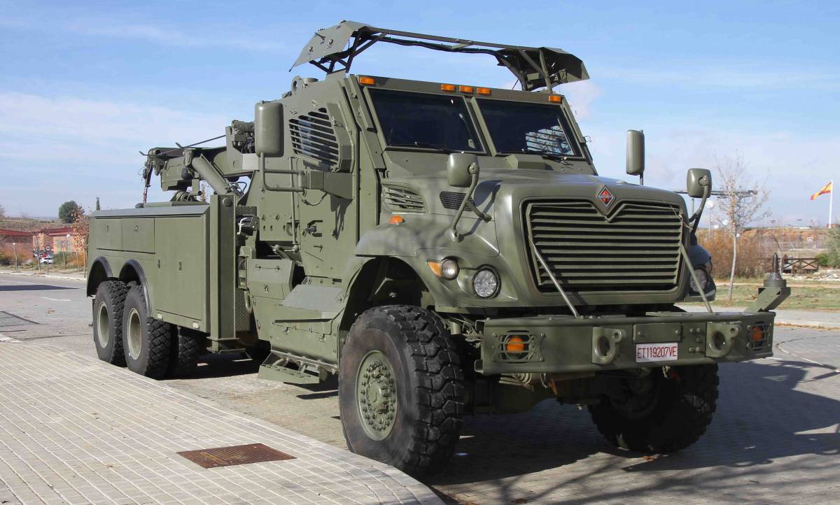 Vista de la parte delantera del camión de recuperación protegido Navistar MaxxPro “Recovery”.(Julio Maíz/Defensa.com) Vista de la parte delantera del camión de recuperación protegido Navistar MaxxPro “Recovery”.(Julio Maíz/Defensa.com)