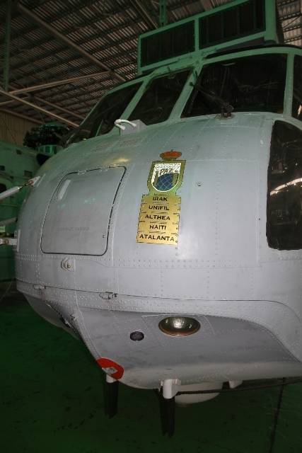 En la parte delantera de este �Sea King� lucen todas las operaciones internacionales en las que ha participado la 5� Escuadrilla (foto Julio Ma�z).