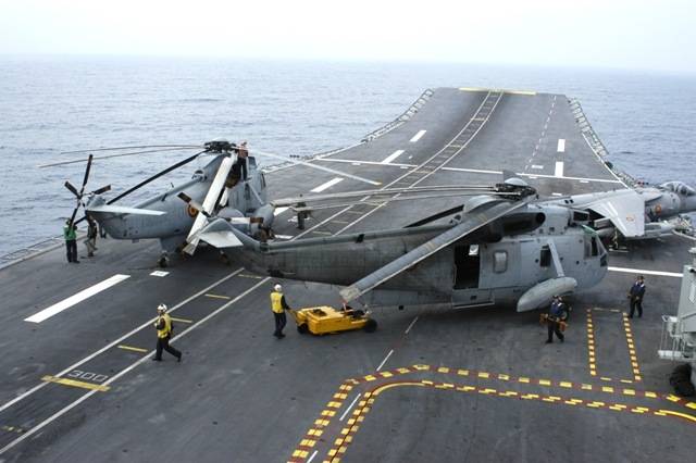 Dos �Sea King� en la pista del portaaviones �Pr�ncipe de Asturias� (foto Julio Ma�z).