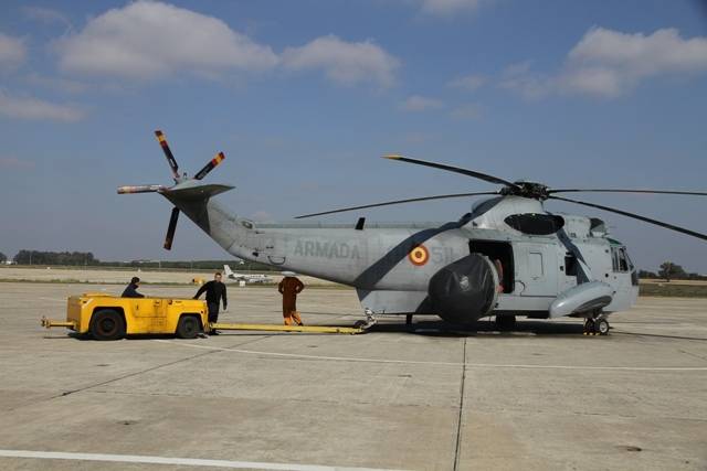 Un �Sea King� es remolcado en la plataforma de la base aeronaval de Rota (foto Julio Ma�z).