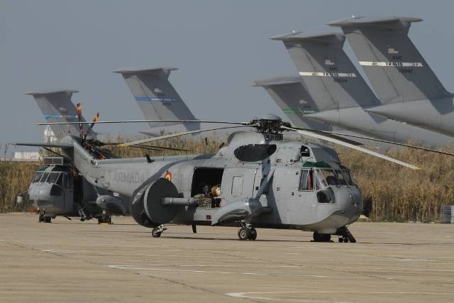 La 5� Escuadrilla tiene sede en la base aeronaval de utilizaci�n conjunta de Rota (C�diz). Al fondo del �Sea King� se pueden ver las colas de 4 C-5 �Galaxy� y de 1 C-17 �Globemaster II�, justo en el medio (foto Julio Ma�z).