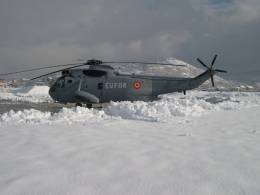 Un �Sea King� de la unidad en un escenario poco habitual, la nevada Bosnia-Herzegovina, lo que da buena idea de la versatilidad de �sta (foto 5� Escuadrilla).