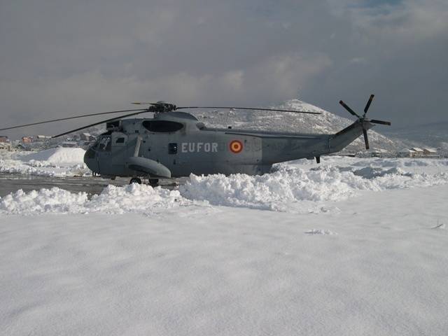 Un �Sea King� de la unidad en un escenario poco habitual, la nevada Bosnia-Herzegovina, lo que da buena idea de la versatilidad de �sta (foto 5� Escuadrilla).