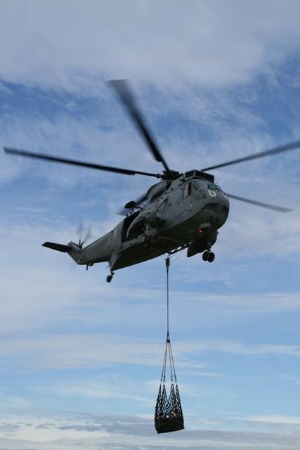 Llevando carga mediante el procedimiento de eslinga, o a la japonesa. El reaprovisamiento vertical es una de las principales misiones de la unidad (foto Julio Ma�z).
