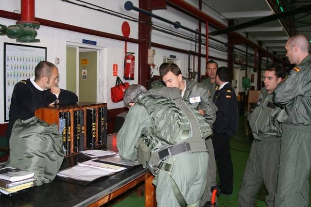 Una tripulaci�n de la Escuadrilla revisando el libro del �Sea King� con el que van iniciar una misi�n (foto Julio Ma�z).