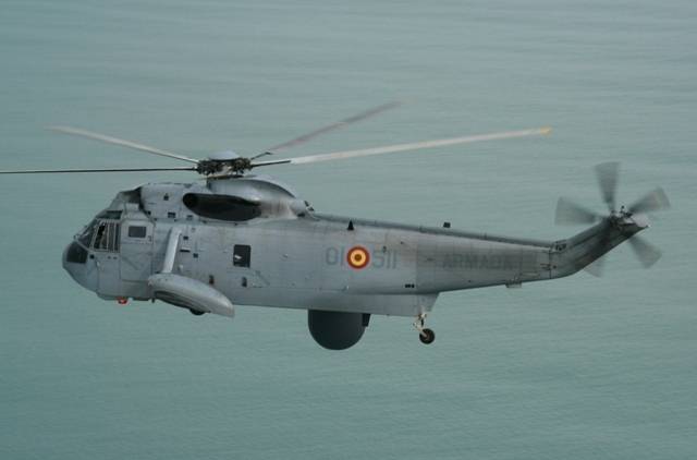 Los �Sea King AEW� son los ojos de la flota, aunque una necesaria revisi�n del sistema quedo en el tintero debido a la crisis econ�mica (foto Julio Ma�z).
