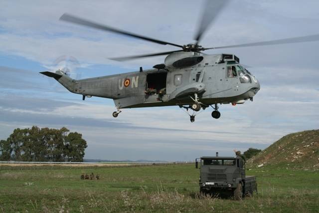 Con ocasi�n de la participaci�n de la misi�n en L�bano, durante el verano de 2006 a los �Sea King� se les pintaron las siglas de Naciones Unidas (foto Julio Ma�z).