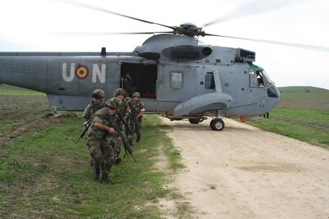 Infantes de Marina descienden de un �Sea King�. La Escuadrilla, junto con la 3�, son los taxis que llevan a estos infantes hasta el campo de batalla (foto Julio Ma�z)