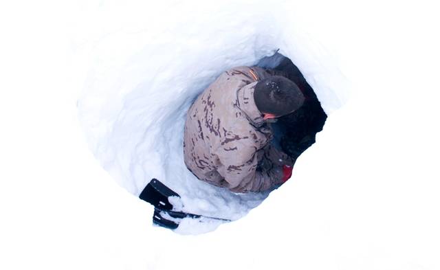 Entrada a un iglú hecho para pasar la noche Entrada a un iglú hecho para pasar la noche