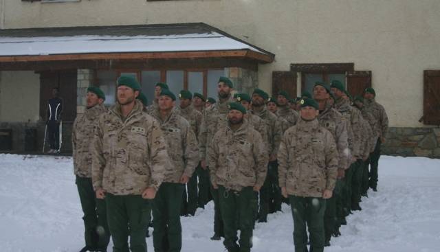 En perfecta formación los componentes de la SERECO, a la cabeza el teniente Moliné En perfecta formación los componentes de la SERECO, a la cabeza el teniente Moliné