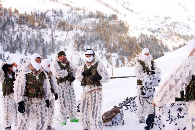 Todo moviemiento táctico comienza con la colocación del material y en esta tareala ayuda del compañero es primordial Todo moviemiento táctico comienza con la colocación del material y en esta tareala ayuda del compañero es primordial