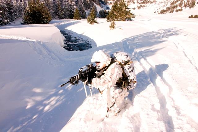 Los bastones de esquiar se suelen utilizar de apoyo para el disparo. Los bastones de esquiar se suelen utilizar de apoyo para el disparo.