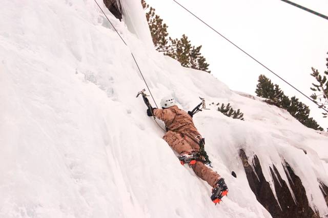 El conocimiento de las diferentes técnicas de movimiento en la montaña también engloba el salvar cascadas heladas El conocimiento de las diferentes técnicas de movimiento en la montaña también engloba el salvar cascadas heladas